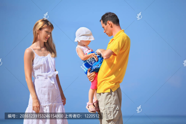 幸福家庭與小女孩在白帽子對(duì)海