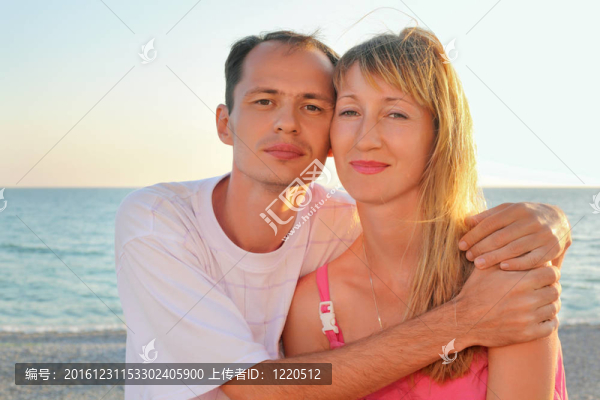 傾心的男人和女人在海灘上