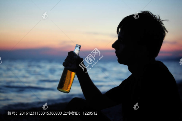 剪影少年男孩晚上石海岸啤酒裝瓶