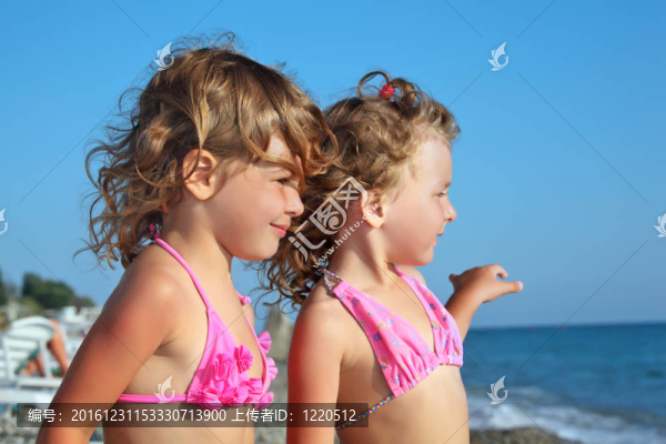 海邊的海灘上兩個(gè)漂亮的小女孩