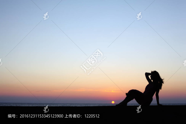 海灘上美麗女人剪影