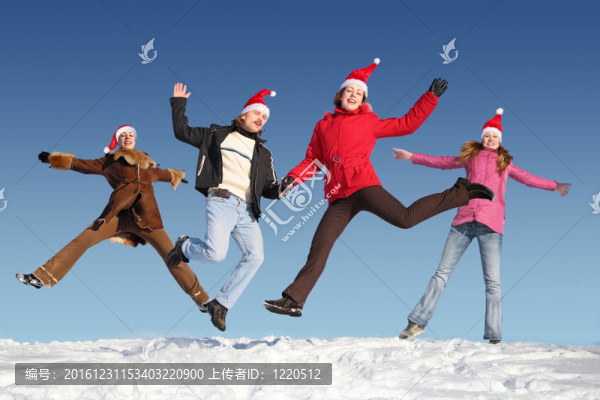 許多跳躍的人在雪地上