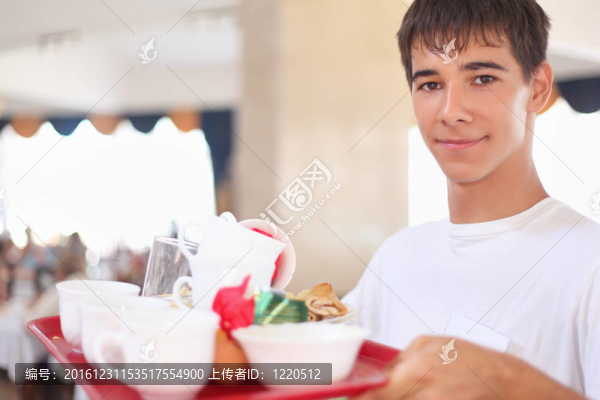 年輕的微笑，和藹可親的服務(wù)員讓盤菜餐廳