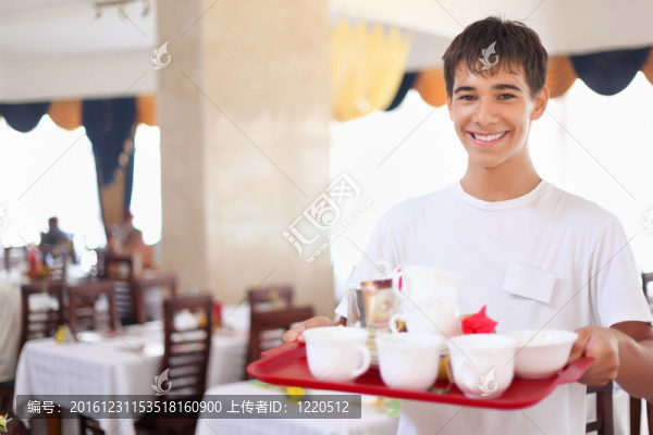 年輕的微笑，和藹可親的服務員讓盤菜餐廳；廣角