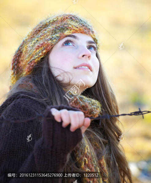 美麗的年輕女子在秋天戶外