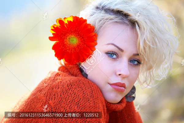 美麗的年輕女子在秋天戶外
