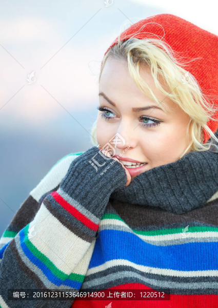 美麗的年輕女子在秋天戶外