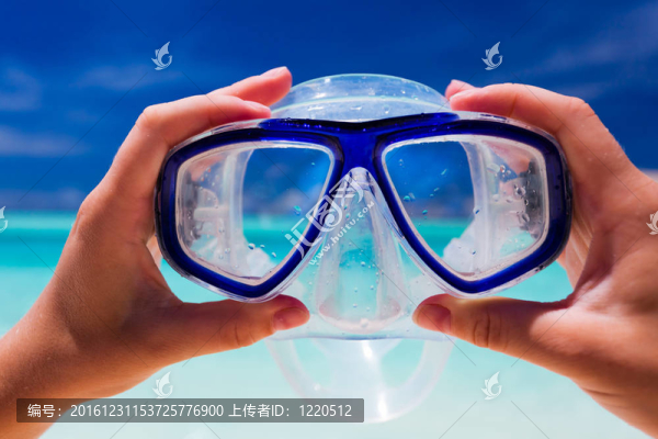 手拿谷歌對(duì)海灘浮潛