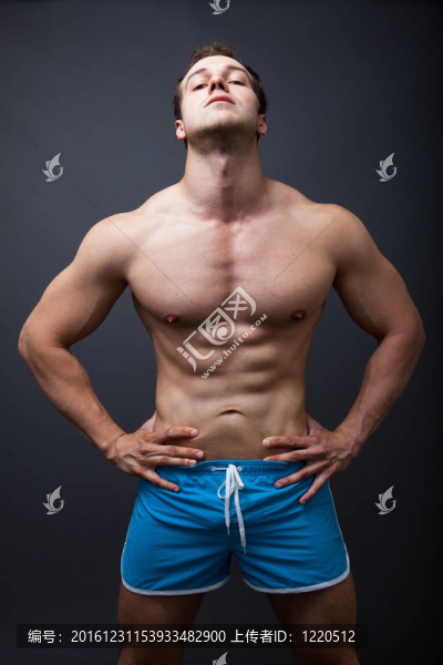 性感男子與肌肉運(yùn)動(dòng)身體