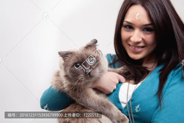 可愛的女人和有趣的貓