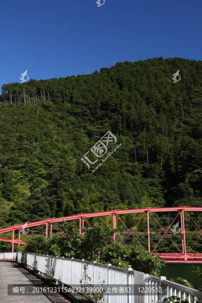 跨越水庫的鐵橋