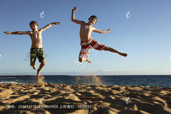 在海灘上跳