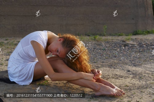 女人在海灘上