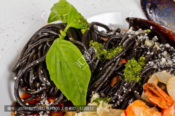 黑面條（用墨魚汁意大利）與shrumps；貽貝、魷魚