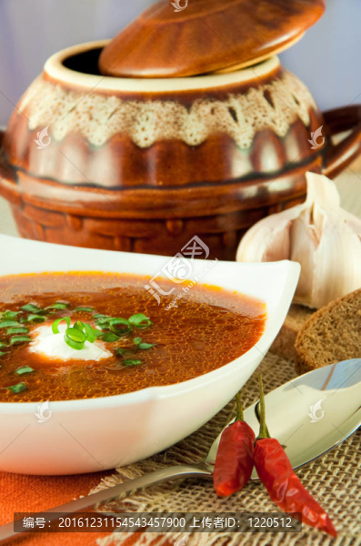 Borsch；從甜菜、白菜番茄湯。民族美食