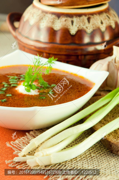 Borsch；從甜菜、白菜番茄湯。洋蔥大蒜