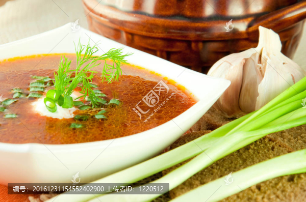 Borsch；從甜菜、白菜番茄湯。洋蔥大蒜