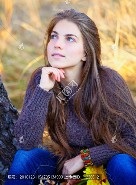 戶外休息的年輕女子