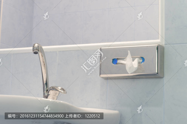 浴室里的水龍頭和餐巾