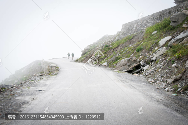 山中神秘迷霧
