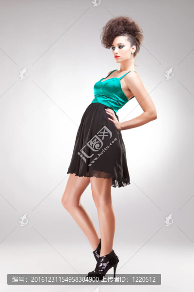 年輕漂亮的黑發(fā)女人