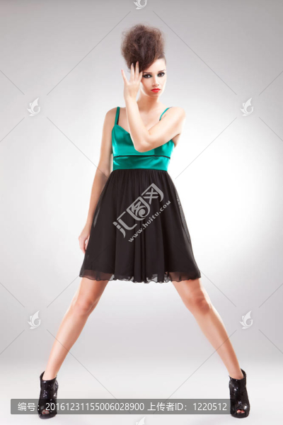 黑發(fā)女人長優(yōu)雅的禮服