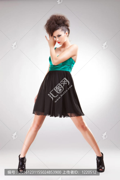 黑發(fā)女人優(yōu)雅的禮服