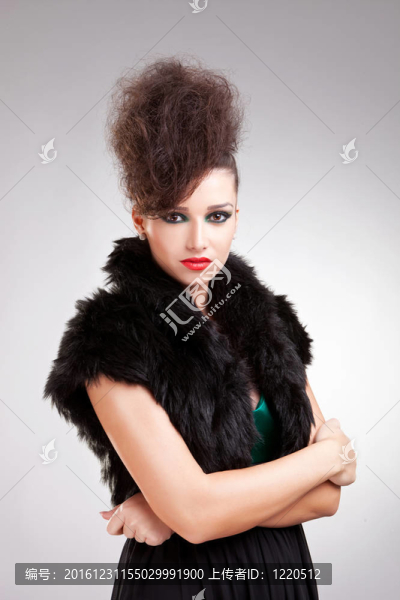 穿黑衣服的迷人女人