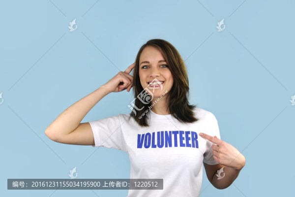 藍色背景的快樂女孩