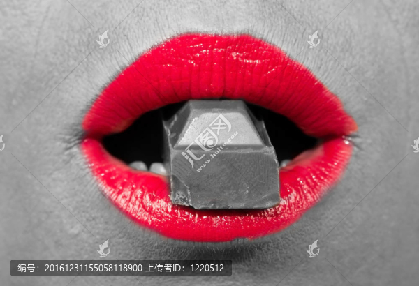 紅嘴唇咬巧克力