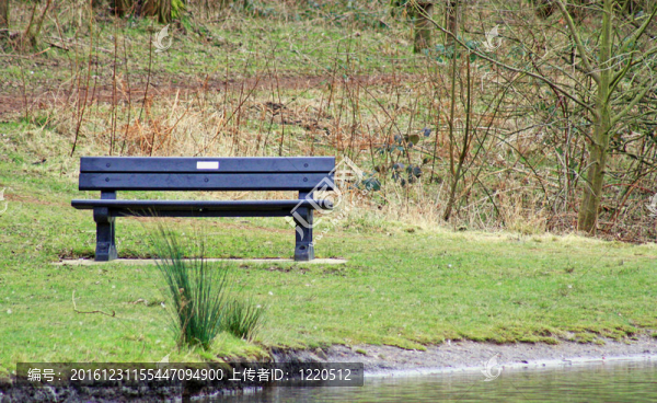 公園的長(zhǎng)椅上
