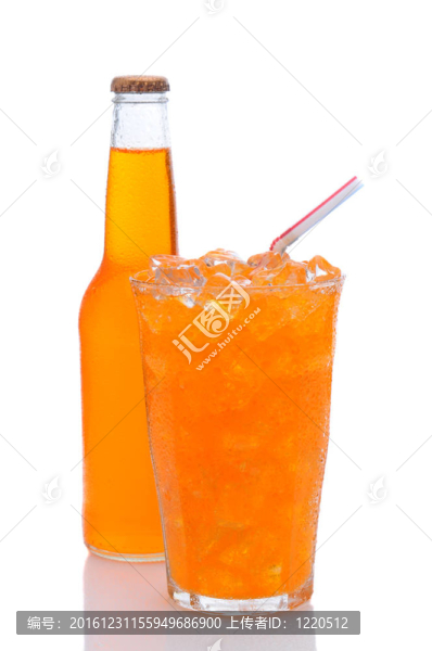 帶飲料吸管和瓶子的橙汁蘇打玻璃