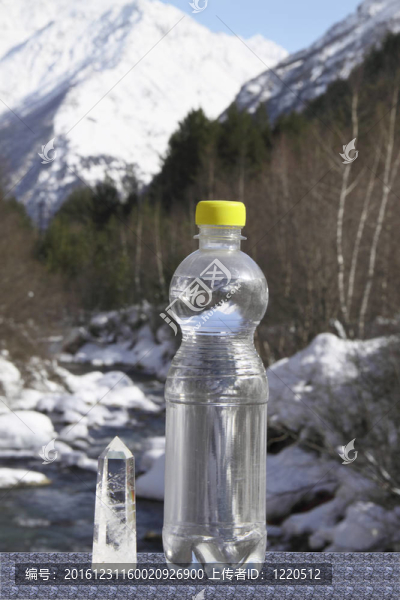 一瓶純凈水和水晶對雪頂