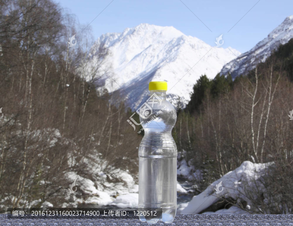 一瓶純凈的水對(duì)著雄偉的雪頂