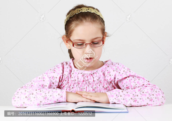 戴眼鏡的女生閱讀的書