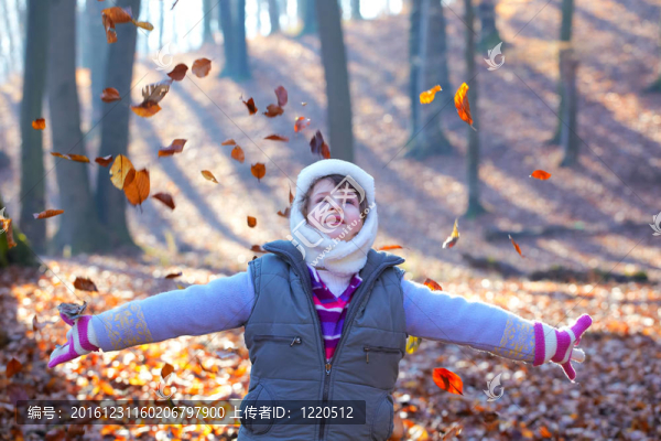 森林里的小女孩