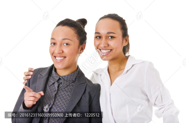 粗心。兩個美女看著相機