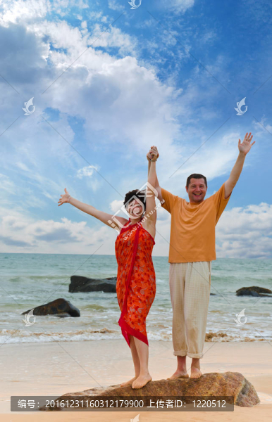 日落海灘上的情侶