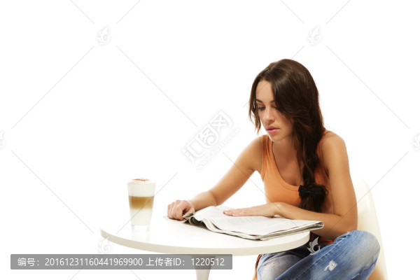 年輕的女人看報(bào)紙?jiān)谀描F咖啡在白色背景上