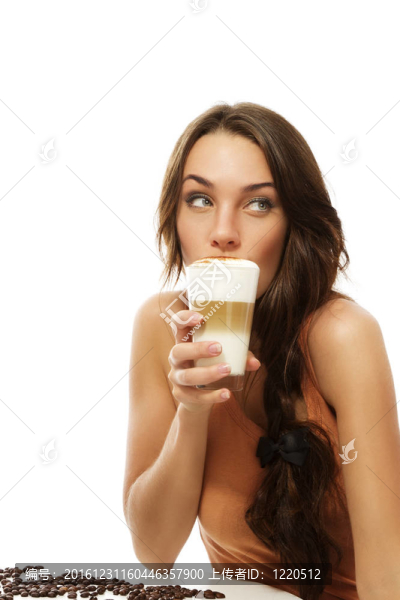 美麗的女人喝拿鐵咖啡在邊上的白色背景