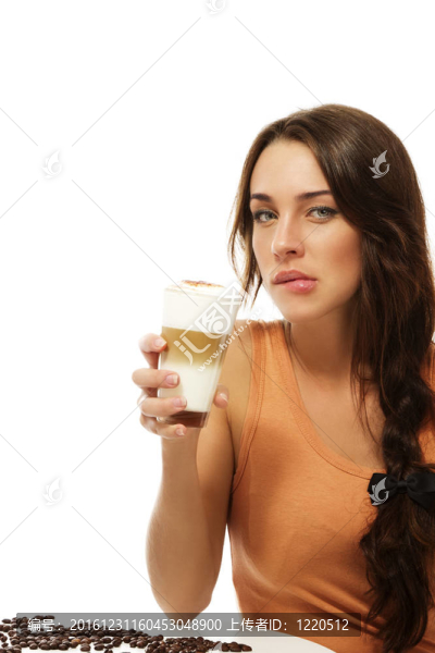 美麗的女人與拿鐵咖啡咬她的嘴唇在白色背景