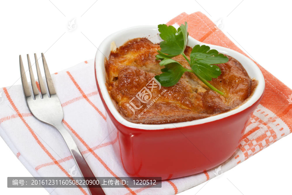 在白色背景上烘烤的肉