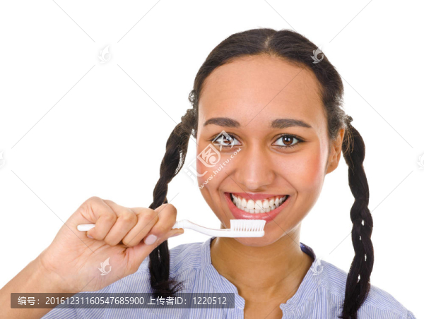 美國黑人女孩刷牙