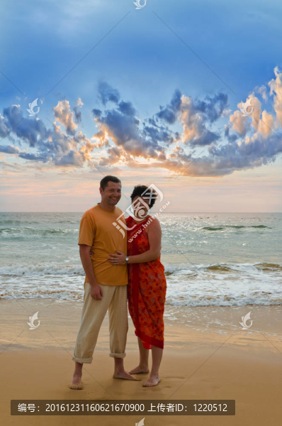 日落海灘上的情侶