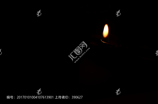 黑暗背景里的火苗
