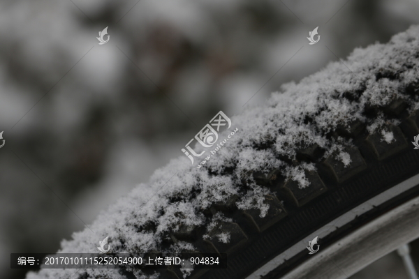 雪中的車輪