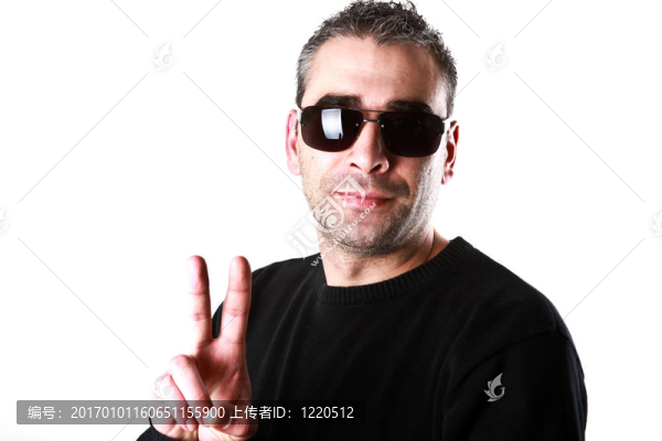 一個(gè)穿著白色背景的時(shí)尚年輕人的肖像