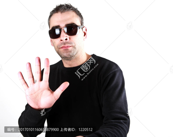 一個穿著白色背景的時尚年輕人的肖像