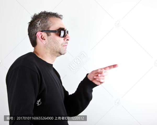 一個(gè)穿著白色背景的時(shí)尚年輕人的肖像