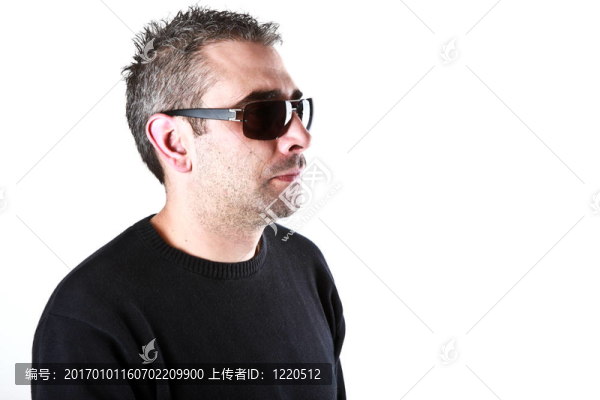 一個(gè)穿著白色背景的時(shí)尚年輕人的肖像